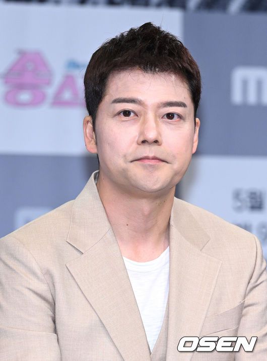 [OSEN=이대선 기자] 3일 오후 서울 마포구 상암 MBC 골든마우스홀에서 MBC예능 프로그램‘송스틸러’ 제작발표회가 열렸다.‘송스틸러’는 갖고 싶은 남의 곡을 대놓고 훔칠 수 있는 기회를 제공하는 신개념 음악 프로그램이다.‘송스틸러’는 오는5월5일 일요일밤9시10분에 첫 방송된다.방송인 전현무가 취재진 질문을 듣고 있다. 2024.05.02 /sunday@osen.co.kr