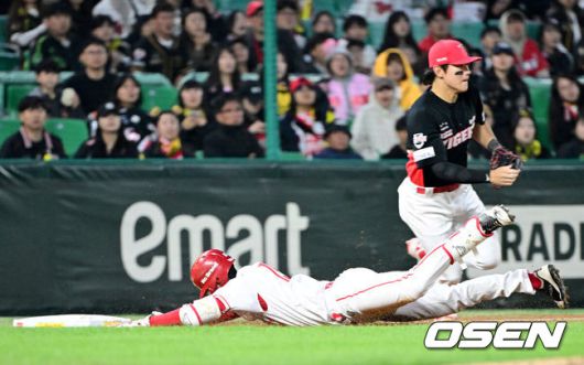 [OSEN=인천, 최규한 기자] 11일 오후 인천 SSG랜더스필드에서 ‘2025 신한 SOL Bank KBO리그’ SSG 랜더스와 KIA 타이거즈의 더블헤더 2차전 경기가 열렸다.이날 홈팀 SSG는 김광현, 방문팀 KIA는 양현종을 선발로 내세웠다.6회말 무사 선두타자로 나선 SSG 채현우가 우중간 3루타를 날리고 3루에 슬라이딩 해 세이프되고 있다. 2025.05.11 / dreamer@osen.co.kr