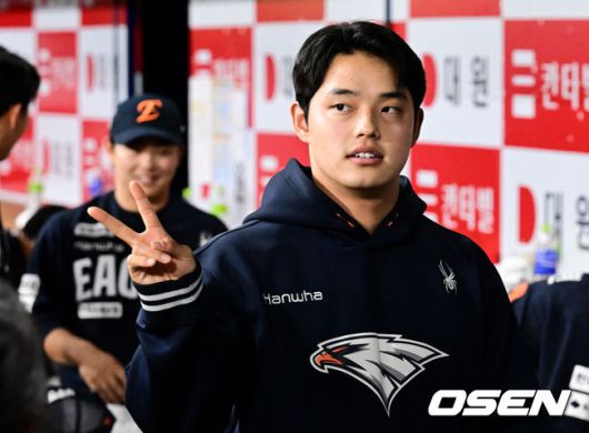 [OSEN=고척, 조은정 기자] 한화 문동주가 V자를 그리며 승리를 기뻐하고 있다. 2025.05.09 /cej@osen.co.kr