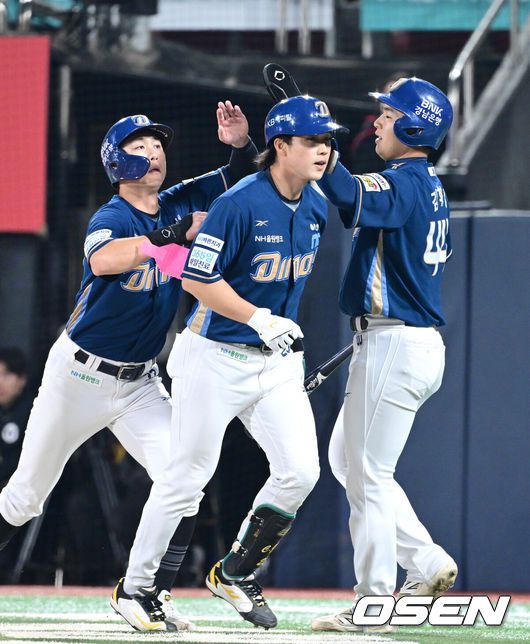 [OSEN=수원, 최규한 기자] 9회초 1사 1, 3루 상황 NC 천재환이 달아나는 좌월 스리런포를 날리고 홈을 밟으며 선행주자들과 기뻐하고 있다. 2025.05.07 / dreamer@osen.co.kr