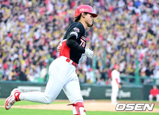 [OSEN=인천, 최규한 기자] 프로야구 SSG 랜더스가 KIA 타이거즈에 승리하며 3연패에서 벗어났다.SSG는11일 인천SSG랜더스필드에서 열린 2025 KBO리그 KIA와 더블헤더 1차전에서 8-4로 승리했다.SSG 조형우가 4타수 2안타 3타점으로 활약했다. 선발 미치 화이트는 5이닝 동안 4피안타(1피홈런) 4볼넷 3탈삼진 3실점(2자책)으로 시즌 3승째를 기록했다.4회초 1사 주자없는 상황 KIA 김도영이 선제 좌중간 솔로포를 날리고 그라운드를 돌고 있다. 2025.05.11 / dreamer@osen.co.kr