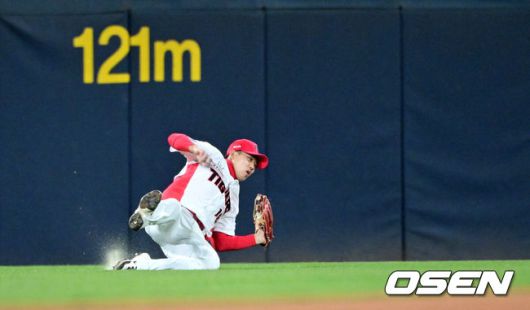[OSEN=광주, 최규한 기자] 16일 오후 광주-기아 챔피언스필드에서 ‘2025 신한 SOL Bank KBO리그’ KIA 타이거즈와 KT 위즈의 경기가 열렸다.홈팀 KIA는 김도현, 방문팀 KT는 오원석을 선발투수로 내세웠다.7회초 2사 주자없는 상황 KT 김상수의 뜬공 타구를 KIA 중견수 최원준이 몸을 날려 잡아내고 있다. 2025.04.16 / dreamer@osen.co.kr
