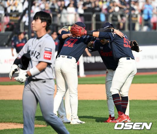 [OSEN=수원, 이대선 기자] 롯데가 다승 단독 선두 박세웅의 명품투를 앞세워 4연승을 달렸다.프로야구 롯데 자이언츠는 11일 수원KT위즈파크에서 열린 2025 신한 SOL뱅크 KBO리그 KT 위즈와의 시즌 5차전에서 6-1로 승리했다.경기 종료 후 롯데 선수들이 승리의 기쁨을 나누고 있다. 2025.05.11 /sunday@osen.co.kr
