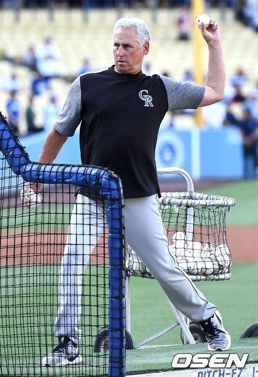 [OSEN=최규한 기자] 콜로라도 버드 블랙 감독이 선수들에게 배팅볼을 던져주고 있다. /dreamer@osen.co.kr