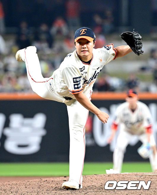 [OSEN=대전, 최규한 기자] 6회초 1사 1루 상황 마운드에 오른 한화 정우주가 힘차게 공을 뿌리고 있다. 2025.04.18 / dreamer@osen.co.kr