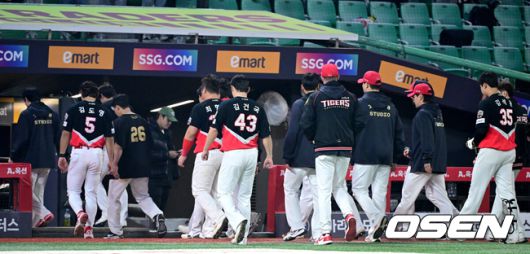 [OSEN=인천, 최규한 기자] 프로야구 SSG 랜더스가 KIA 타이거즈와 더블헤더를 싹쓸이 했다. SSG는 11일 인천 SSG랜더스필드에서 열린 2025 KBO리그 KIA와 더블헤더 2차전에서 5-1로 승리했다. SSG는 더블헤더 1차전에서는 8-4로 승리했다. SSG 선발투수 김광현이 7이닝 동안 96구를 던지며 솔로 홈런 1방을 맞고 7탈삼진 1실점으로 호투, 시즌 2승째를 거뒀다. 타선은 0-1로 뒤진 6회 4안타 4볼넷을 묶어 5득점 빅이닝으로 경기를 뒤집었다. 경기를 마치고 KIA 선수들이 팬들에게 인사한 뒤 그라운드를 나서고 있다. 2025.05.11 / dreamer@osen.co.kr