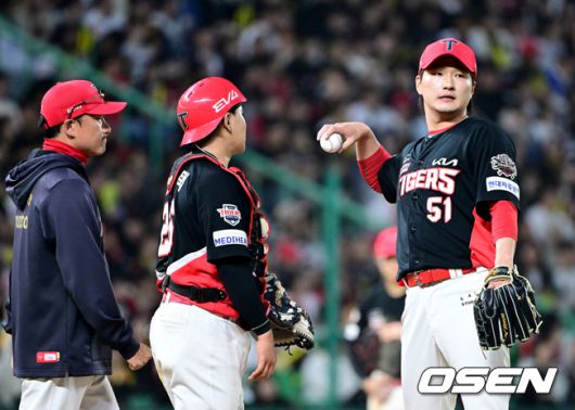 [OSEN=인천, 최규한 기자] 11일 오후 인천 SSG랜더스필드에서 ‘2025 신한 SOL Bank KBO리그’ SSG 랜더스와 KIA 타이거즈의 더블헤더 2차전 경기가 열렸다.이날 홈팀 SSG는 김광현, 방문팀 KIA는 양현종을 선발로 내세웠다.6회말 1사 만루 상황 KIA 전상현이 마운드를 내려가고 있다. 2025.05.11 / dreamer@osen.co.kr