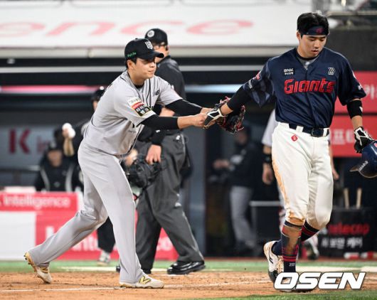 [OSEN=수원, 이대선 기자] 11일 오후 수원 KT위즈파크에서 2025 신한 SOL Bank KBO리그 KT 위즈와 롯데 자이언츠의 더블헤더 2차전 경기가 열렸다.KT는 오원석, 롯데는 이민석을 선발 투수로 내세웠다.8회초 수비를 마친 KT 손동현이 자신의 투구에 머리를 맞은 롯데 손성빈에게 사과를 하고 있다. 2025.05.11 /sunday@osen.co.kr