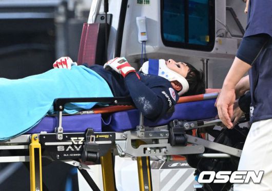 [OSEN=수원, 이대선 기자] 11일 오후 수원 KT위즈파크에서 2025 신한 SOL Bank KBO리그 KT 위즈와 롯데 자이언츠의 더블헤더 2차전 경기가 열렸다.KT는 오원석, 롯데는 이민석을 선발 투수로 내세웠다.4회초 2사 1,2루에서 KT 오원석에 투구에 맞은 롯데 이호준이 구급차에 실려 나가고 있다.2025.05.11 /sunday@osen.co.kr