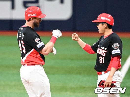 [OSEN=고척, 이대선 기자] 6일 오후 서울 고척스카이돔에서 2025 신한 SOL Bank KBO리그 키움 히어로즈와 KIA 타이거즈의 경기가 열렸다.키움은 조영건, 롯데는 김도현을 선발 투수로 내세웠다.2회초 1사 만루에서 KIA 위즈덤이 좌중간 2타점 적시타를 치고 환호하고 있다. 2025.05.06 /sunday@osen.co.kr