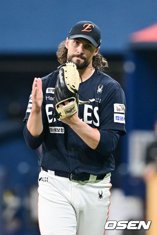 [OSEN=고척, 박준형 기자] 11일 오후 서울 고척스카이돔에서 ‘2025 신한 SOL BANK KBO리그’ 키움 히어로즈와 한화 이글스의 경기가 진행됐다.이날 경기에 키움은 김윤하가, 한화 와이스가 선발투수로 나선다.8회말 이닝종료 후 한화 선발투수 와이스가 박수를 치며 기뻐하고 있다.      2025.05.11 / soul1014@osen.co.kr