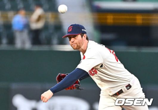 [OSEN=부산, 이석우 기자] 16일 부산 사직야구장에서 2025 신한 SOL 뱅크 KBO 리그 롯데 자이언츠와 키움 히어로즈의 경기가 열렸다. 홈팀 롯데는 반즈, 방문팀 키움은 하영민이 선발 출전했다.롯데 자이언츠 선발 투수 반즈가 역투하고 있다. 2025.04.16 / foto0307@osen.co.kr