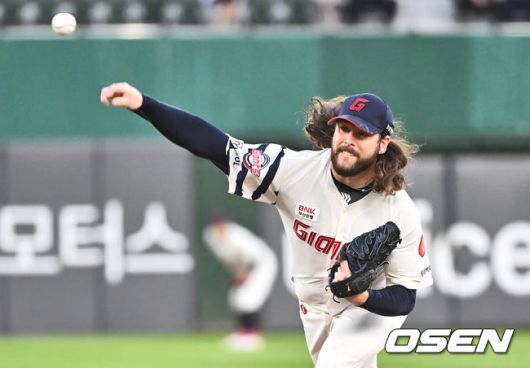[OSEN=부산, 이석우 기자] 4일 부산 사직야구장에서 2024 신한 SOL 뱅크 KBO 리그 롯데 자이언츠와 KT 위즈의 경기가 열렸다. 홈팀 롯데는 윌커슨이 선발 출전하고 KT는 벤자민이 선발 출전했다.롯데 자이언츠 선발 투수 윌커슨이 역투하고 있다. 2024.09.04 / foto0307@osen.co.kr