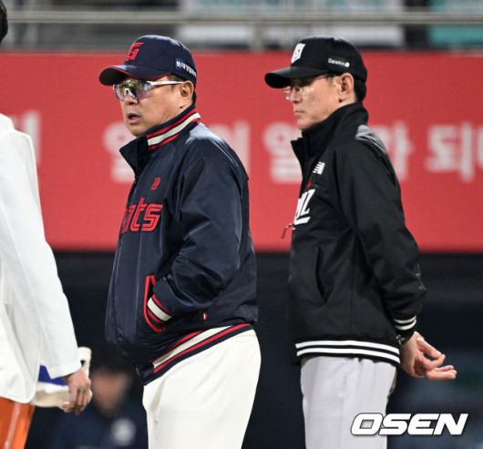 [OSEN=수원, 이대선 기자] 11일 오후 수원 KT위즈파크에서 2025 신한 SOL Bank KBO리그 KT 위즈와 롯데 자이언츠의 더블헤더 2차전 경기가 열렸다.KT는 오원석, 롯데는 이민석을 선발 투수로 내세웠다.8회초 무사에서 롯데 손성빈의 몸에 맞는 볼 때 마운드를 방문한 롯데 김태형 감독과 KT 이강철 감독이 손성빈의 상태를 살피고 있다. 2025.05.11 /