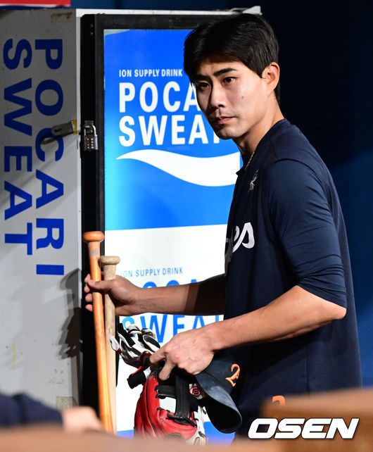 [OSEN=고척, 조은정 기자]9일 오후 서울 고척스카이돔에서 2025 신한 SOL Bank KBO리그 키움 히어로즈와 한화 이글스의 경기가 열린다.이날 홈팀 키움은 하영민을 원정팀 한화는 엄상백을 선발 투수로 내세웠다.한화 심우준이 훈련을 준비하고 있다. 2025.05.09 /cej@osen.co.kr