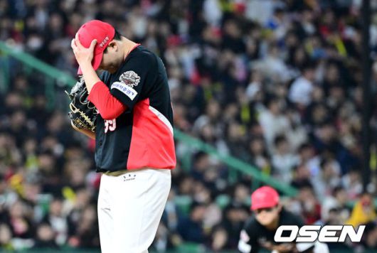 [OSEN=인천, 최규한 기자] 11일 오후 인천 SSG랜더스필드에서 ‘2025 신한 SOL Bank KBO리그’ SSG 랜더스와 KIA 타이거즈의 더블헤더 2차전 경기가 열렸다.이날 홈팀 SSG는 김광현, 방문팀 KIA는 양현종을 선발로 내세웠다.6회말 1사 만루 상황 KIA 최지민이 2연속 밀어내기 볼넷을 내준 뒤 머리를 감싸쥐고 있다. 2025.05.11 / dreamer@osen.co.kr