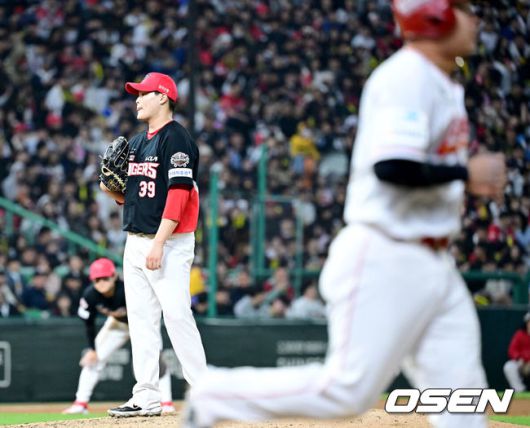 [OSEN=인천, 최규한 기자] 11일 오후 인천 SSG랜더스필드에서 ‘2025 신한 SOL Bank KBO리그’ SSG 랜더스와 KIA 타이거즈의 더블헤더 2차전 경기가 열렸다.이날 홈팀 SSG는 김광현, 방문팀 KIA는 양현종을 선발로 내세웠다.6회말 1사 만루 상황 KIA 최지민이 2연속 밀어내기 볼넷을 내준 뒤 아쉬워하고 있다. 2025.05.11 / dreamer@osen.co.kr