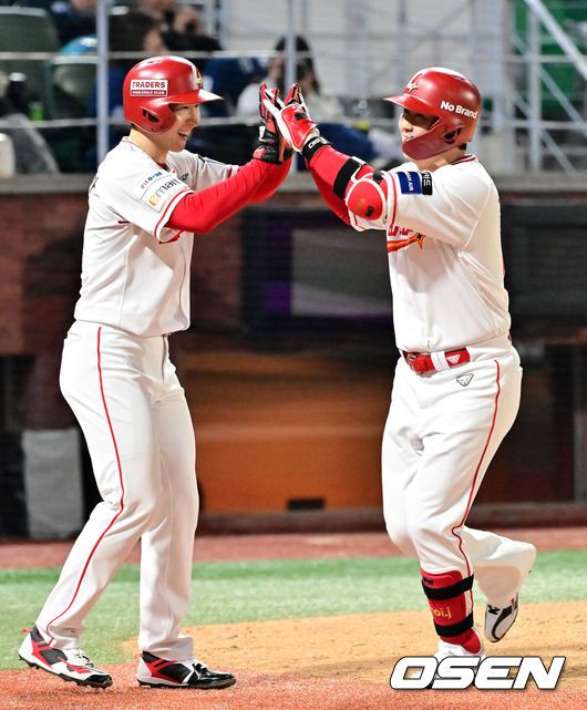 [OSEN=인천, 민경훈 기자] 15일 오후 인천 SSG랜더스필드에서 ‘2025 신한 SOL Bank KBO리그’ SSG 랜더스와 NC 다이노스의 경기가 열렸다.SSG는 문승원을, NC는 라일리를 선발로 내세웠다.6회말 2사 주자 1루 SSG 최정이 좌월 동점 투런 홈런을 때리며 KBO리그 최초 500홈런에 성공하고 있다. 2025.05.13 / rumi@osen.co.kr