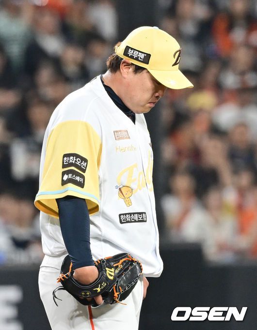 [OSEN=대전, 김성락 기자] 13일 대전 한화생명볼파크에서 ‘2025 신한 SOL Bank KBO리그’ 한화 이글스와 두산 베어스의 경기가 열렸다.이날 한화는 류현진, 두산은 최원준을 선발로 내세웠다.5회초 1사 1루 한화 류현진이 생각에 잠겨 있다. 2025.05.13 / ksl0919@osen.co.kr