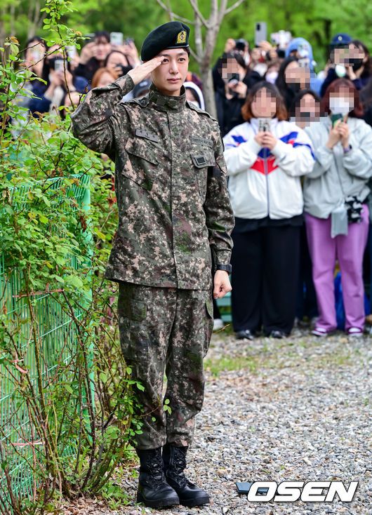 [OSEN=지형준 기자] 그룹 몬스타엑스(MONSTA X) 형원이 13일 오전 경기도 가평군에 위치한 수도기계화보병사단에서 1년 6개월 간의 군 복무를 마치고 만기 전역했다.형원은 지난 2023년 11월 14일 육군 현역으로 입대했다. 국방의 의무를 성실하게 이행한 형원은 성실하고 모범적인 군 생활을 인정 받아 상병으로 조기 진급해 화제를 모았다.형원에 앞서 셔누, 민혁, 주헌, 기현이 국방의 의무를 성실하게 이행하고 팬들의 곁으로 돌아온 바 있다. 형원은 다섯 번째 ‘군필자’로 데뷔 10주년을 앞둔 몬스타엑스에 합류한다.몬스타엑스 형원이 거수경례로 전역 신고를 하고 있다. 2025.05.13 /jpnews@osen.co.kr