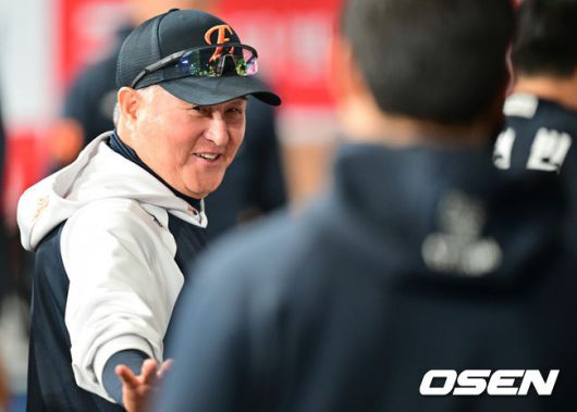 [OSEN=고척, 박준형 기자] 11일 오후 서울 고척스카이돔에서 ‘2025 신한 SOL BANK KBO리그’ 키움 히어로즈와 한화 이글스의 경기가 진행됐다.이날 경기에 키움은 김윤하가, 한화 와이스가 선발투수로 나선다.8회말 이닝종료 후 한화 김경문 감독이 8이닝 무실점 호투 펼친 와이스와 이야기 나누며 미소 짓고 있다.    2025.05.11 / soul1014@osen.co.kr