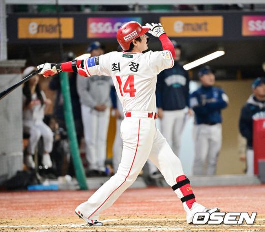 [OSEN=인천, 민경훈 기자] 15일 오후 인천 SSG랜더스필드에서 ‘2025 신한 SOL Bank KBO리그’ SSG 랜더스와 NC 다이노스의 경기가 열렸다.SSG는 문승원을, NC는 라일리를 선발로 내세웠다.6회말 2사 주자 1루 SSG 최정이 좌월 동점 투런 홈런을 때리며 KBO리그 최초 500홈런에 성공하고 있다. 2025.05.13 / rumi@osen.co.kr