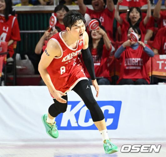 [OSEN=잠실, 이대선 기자] 13일 오후 서울 잠실학생체육관에서 2024-2025 KBL 챔피언결정전 5차전 서울 SK와 창원 LG의 경기가 열렸다.LG는 1~3차전 승리 후 4차전 패배로 우승 확정 기회 놓쳤지만, 100% 우승 확률 유지하고 있다. SK는 4차전을 승리하며 사상 첫 역스윕 우승에 도전한다.3쿼터 SK 안영준이 득점을 성공시키고 환호하고 있다. 2025.05.13 /sunday@osen.co.kr