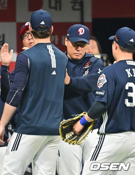 [OSEN=박준형 기자] 두산 이승엽 감독이 승리투수가 된 콜어빈을 축하하고 있다.  2025.04.24 / soul1014@osen.co.kr