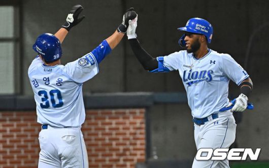 [OSEN=포항, 이석우 기자] 13일 포항야구장에서 2025 신한 SOL 뱅크 KBO 리그 삼성 라이온즈와 KT 위즈의 경기가 열렸다. 홈팀 삼성은 이승현이 선발로 출전하고, 방문팀 KT는 헤이수스가 선발로 출전했다.삼성 라이온즈 디아즈가 5회말 1사 1루 우월 2점 홈런을 치고 김영웅과 하이파이브를 하고 있다. 2025.05.13 / foto0307@osen.co.kr