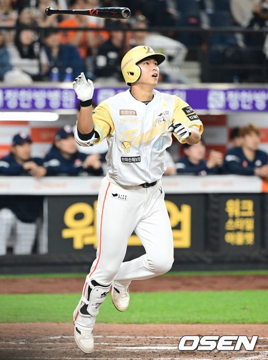 [OSEN=대전, 김성락 기자] 13일 대전 한화생명볼파크에서 ‘2025 신한 SOL Bank KBO리그’ 한화 이글스와 두산 베어스의 경기가 열렸다.이날 한화는 류현진, 두산은 최원준을 선발로 내세웠다.9회말 2사 1루 한화 최인호가 동점 2점 홈런을 날리고 있다. 2025.05.13 / ksl0919@osen.co.kr