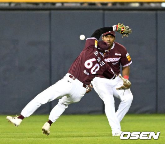 [OSEN=잠실, 이대선 기자] 14일 오후 서울 잠실야구장에서 2025 신한 SOL Bank KBO리그 LG 트윈스와 키움 히어로즈의 경기가 열렸다.LG는 송승기, 키움은 로젠버그를 선발 투수로 내세웠다.6회말 무사 1,3루에서 키움 오선진이 LG 박동원의 타구를 놓치고 있다. 2025.05.14 /sunday@osen.co.kr