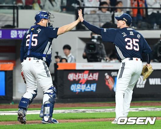 [OSEN=대전, 김성락 기자] 14일 대전 한화생명볼파크에서 ‘2025 신한 SOL Bank KBO리그’ 한화 이글스와 두산 베어스의 경기가 열렸다.이날 한화는 문동주, 두산은 잭로그를 선발로 내세웠다.5회말 1사 만루 두산 고효준이 한화 최인호를 병살타로 처리한 포수 양의지와 하이파이브를 하고 있다. 2025.05.14 / ksl0919@osen.co.kr