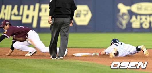 [OSEN=잠실, 이대선 기자] 14일 오후 서울 잠실야구장에서 2025 신한 SOL Bank KBO리그 LG 트윈스와 키움 히어로즈의 경기가 열렸다.LG는 송승기, 키움은 로젠버그를 선발 투수로 내세웠다.3회말 무사 1루에서 LG 1루주자 박해민이 도루를 성공하고 있다. 박해민은 12시즌 연속 두 자릿수 도루를 기록했다. 2025.05.14 /sunday@osen.co.kr