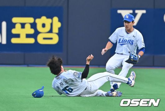 [OSEN=포항, 이석우 기자] 13일 포항야구장에서 2025 신한 SOL 뱅크 KBO 리그 삼성 라이온즈와 KT 위즈의 경기가 열렸다. 홈팀 삼성은 이승현이 선발로 출전하고, 방문팀 KT는 헤이수스가 선발로 출전했다.삼성 라이온즈 류지혁이 1회초 2사 1,3루 KT 위즈 장성우의 타구를 잡아내고 있다. 2025.05.13 / foto0307@osen.co.kr
