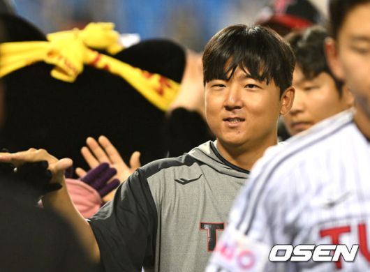 [OSEN=잠실, 이대선 기자] 프로야구 LG 트윈스가 키움 히어로즈를 꺾고 5연승을 이어갔다.14일 서울 잠실구장에서 열린 키움 히어로즈와 경기에서 15안타를 터뜨리며 12-0으로 승리했다.선발투수 송승기는 6이닝 4피안타 2볼넷 5탈삼진 무실점으로 시즌 3승째를 기록했다.경기 종료 후 LG 송승기가 승리의 기쁨을 나누고 있다. 2025.05.14 /sunday@osen.co.kr