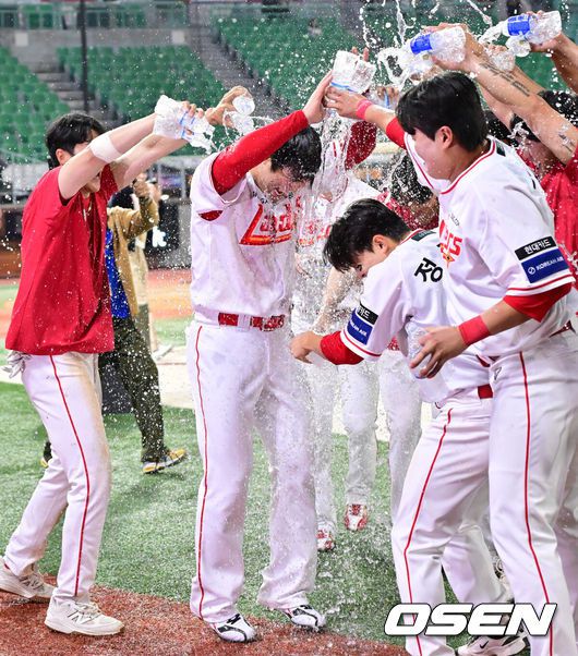 [OSEN=인천, 민경훈 기자] 15일 오후 인천 SSG랜더스필드에서 ‘2025 신한 SOL Bank KBO리그’ SSG 랜더스와 NC 다이노스의 경기가 열렸다. 이 경기에서 SSG 최정은 4타수 2안타 1홈런 2타점 1득점으로 활약했다. 6회 극적인 동점 투런홈런을 날리며 팬들을 열광시켰다. 최정은 이 홈런으로 KBO리그 최초로 500홈런을 기록했다. SSG는 6-3 역전승을 거두고3연승을 질주했다.경기를 마치고 최정의 500홈런 축하 물세례가 진행되고 있다. 2025.05.13 / rumi@osen.co.kr