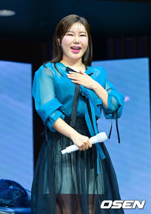 [OSEN=이대선 기자] 5일 오후 서울 CGV용산아이파크몰에서 영화 '로비' 무대인사가 진행됐다.영화 '로비'는 연구밖에 모르던 스타트업 대표 창욱(하정우)이 4조 원의 국책사업을 따내기 위해 인생 첫 로비 골프를 시작하는 이야기다.배우 하정우가 무대인사를 하고 있다. 2025.04.05 /sunday@osen.co.kr