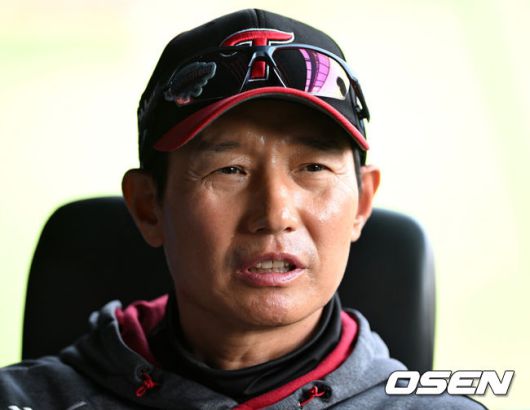 [OSEN=잠실, 이대선 기자] 14일 오후 서울 잠실야구장에서 2025 신한 SOL Bank KBO리그 LG 트윈스와 키움 히어로즈의 경기가 열렸다.LG는 송승기, 키움은 로젠버그를 선발 투수로 내세웠다.경기에 앞서 LG 염경엽 감독이 취재진과 이야기를 나누고 있다. 2025.05.14 /sunday@osen.co.kr