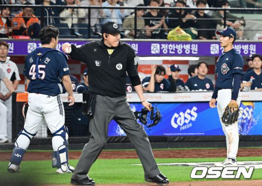 [OSEN=대전, 김성락 기자] 13일 대전 한화생명볼파크에서 ‘2025 신한 SOL Bank KBO리그’ 한화 이글스와 두산 베어스의 경기가 열렸다.이날 한화는 류현진, 두산은 최원준을 선발로 내세웠다.9회말 2사 1루 한화 최인호의 파울 때 두산 포수 김기연, 3루수 임종성이 타구를 놓친 뒤 아쉬워하고 있다. 2025.05.13 / ksl0919@osen.co.kr