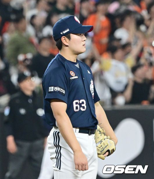 [OSEN=대전, 김성락 기자] 13일 대전 한화생명볼파크에서 ‘2025 신한 SOL Bank KBO리그’ 한화 이글스와 두산 베어스의 경기가 열렸다.이날 한화는 류현진, 두산은 최원준을 선발로 내세웠다.9회말 2사 1루 두산 김택연이 한화 최인호에게 동점 2점 홈런을 허용, 아쉬워하고있다. 2025.05.13 / ksl0919@osen.co.kr