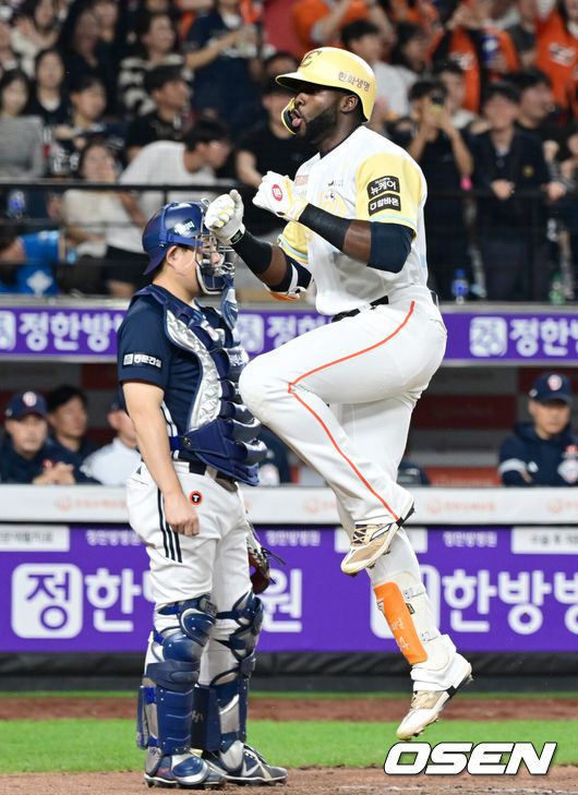[OSEN=대전, 김성락 기자] 14일 대전 한화생명볼파크에서 ‘2025 신한 SOL Bank KBO리그’ 한화 이글스와 두산 베어스의 경기가 열렸다.이날 한화는 문동주, 두산은 잭로그를 선발로 내세웠다.6회말 한화 선두타자 플로리얼이 솔로 홈런을 날린 뒤 세리머니를 하고 있다. 2025.05.14 / ksl0919@osen.co.kr
