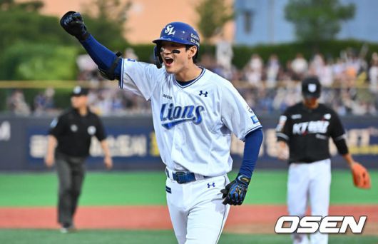 [OSEN=포항, 이석우 기자] 13일 포항야구장에서 2025 신한 SOL 뱅크 KBO 리그 삼성 라이온즈와 KT 위즈의 경기가 열렸다. 홈팀 삼성은 이승현이 선발로 출전하고, 방문팀 KT는 헤이수스가 선발로 출전했다.삼성 라이온즈 구자욱이 2회말 1사 만루 중견수 앞 2타점 안타를 치고 환호하고 있다. 2025.05.13 / foto0307@osen.co.kr