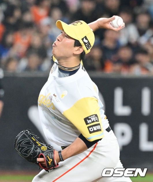 [OSEN=대전, 김성락 기자] 13일 대전 한화생명볼파크에서 ‘2025 신한 SOL Bank KBO리그’ 한화 이글스와 두산 베어스의 경기가 열렸다.이날 한화는 류현진, 두산은 최원준을 선발로 내세웠다.7회초 한화 박상원이 마운드에 올라 힘차게 공을 뿌리고 있다. 2025.05.13 / ksl0919@osen.co.kr