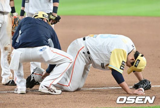[OSEN=대전, 김성락 기자] 13일 대전 한화생명볼파크에서 ‘2025 신한 SOL Bank KBO리그’ 한화 이글스와 두산 베어스의 경기가 열렸다.이날 한화는 류현진, 두산은 최원준을 선발로 내세웠다.7회초 2사 두산 김인태의 내야안타 때 1루 베이스 커버 온 한화 투수 박상원이 진루하는 김인태의 발에 발목을 밟힌 뒤 고통을 호소하고 있다. 2025.05.13 / ksl0919@osen.co.kr