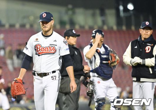 [OSEN=잠실, 박준형 기자] 두산 선발투수 콜어빈이 교체되고 있다.  2025.04.03 / soul1014@osen.co.kr