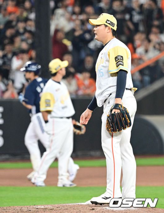 [OSEN=대전, 김성락 기자] 13일 대전 한화생명볼파크에서 ‘2025 신한 SOL Bank KBO리그’ 한화 이글스와 두산 베어스의 경기가 열렸다.이날 한화는 류현진, 두산은 최원준을 선발로 내세웠다.8회초 2사 1루 한화 한승혁이 두산 김재환에게 역전 2점 홈런을 허용, 아쉬워하고있다. 2025.05.13 / ksl0919@osen.co.kr