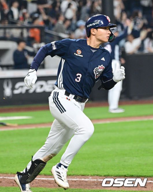 [OSEN=대전, 김성락 기자] 13일 대전 한화생명볼파크에서 ‘2025 신한 SOL Bank KBO리그’ 한화 이글스와 두산 베어스의 경기가 열렸다.이날 한화는 류현진, 두산은 최원준을 선발로 내세웠다.연장 11회초 2사 2루 두산 임종성이 재역전 1타점 적시 2루타를 날린 뒤 진루하고 있다. 2025.05.13 / ksl0919@osen.co.kr