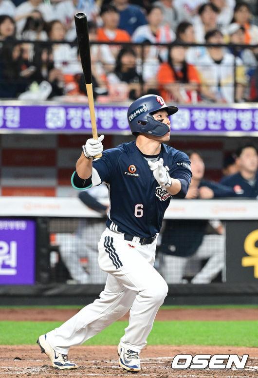 [OSEN=대전, 김성락 기자] 14일 대전 한화생명볼파크에서 ‘2025 신한 SOL Bank KBO리그’ 한화 이글스와 두산 베어스의 경기가 열렸다.이날 한화는 문동주, 두산은 잭로그를 선발로 내세웠다.4회초 1사 1루 두산 오명진이 1타점 적시 2루타를 날리고 있다. 2025.05.14 / ksl0919@osen.co.kr