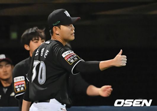 [OSEN=포항, 이석우 기자] 14일 포항야구장에서 2025 신한 SOL 뱅크 KBO 리그 삼성 라이온즈와 KT 위즈의 경기가 열렸다. 홈팀 삼성은 원태인이, 방문팀 KT는 소형준이 선발로 출전했다.KT 위즈 소형준이 6회말 2사 1, 2루 삼성 라이온즈 박병호를 우익수 플라이로 잡고 엄지척을 하고 있다. 2025.05.14 / foto0307@osen.co.kr