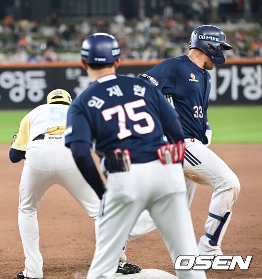 [OSEN=대전, 김성락 기자] 13일 대전 한화생명볼파크에서 ‘2025 신한 SOL Bank KBO리그’ 한화 이글스와 두산 베어스의 경기가 열렸다.이날 한화는 류현진, 두산은 최원준을 선발로 내세웠다.7회초 2사 두산 김인태의 내야안타 때 1루 베이스 커버 온 한화 투수 박상원이 진루하는 김인태의 발에 발목을 밟히고 있다. 주자 1루 세이프. 2025.05.13 / ksl0919@osen.co.kr